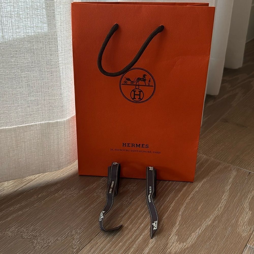 Hermes gift / bracelet/ twilly  bag small
Size‎ plus two small Hermes ribbons